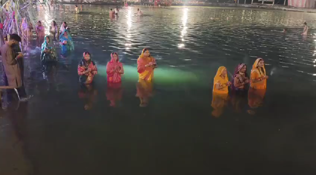 पछवादून में छठ महापर्व की आस्था का सागर, उगते सूर्य को अर्घ्य अर्पित कर मांगी सुख-समृद्धि की कामना