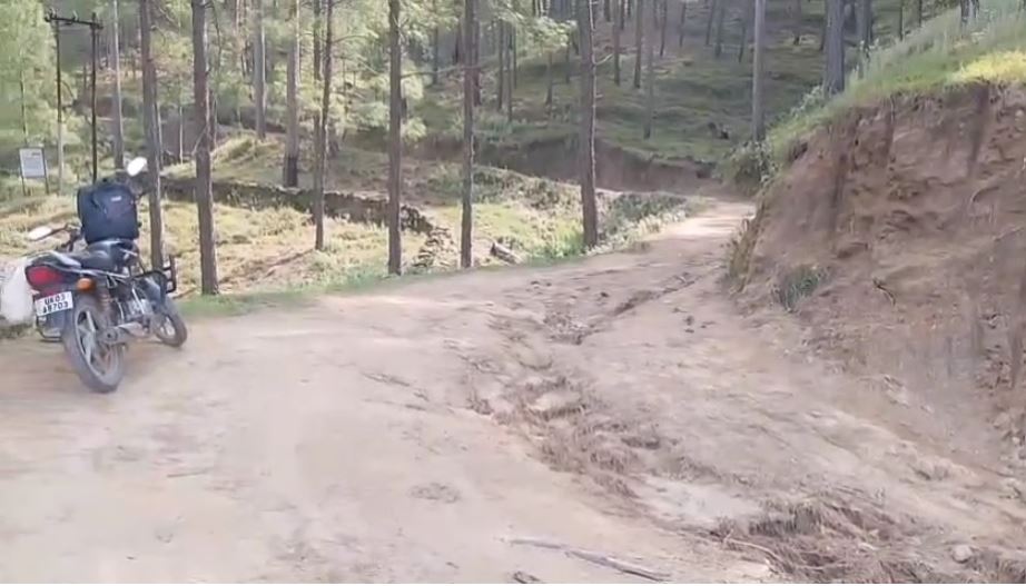 लोहाघाट में ग्रामीण सड़कें बदहाल, 25 साल से नहीं हुआ डामरीकरण