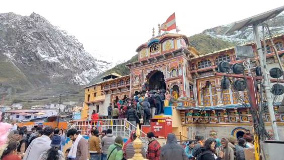 चमोली: बद्रीनाथ धाम में तीर्थ यात्रियों का नया रिकॉर्ड, श्रद्धालुओं का उत्साह चरम पर