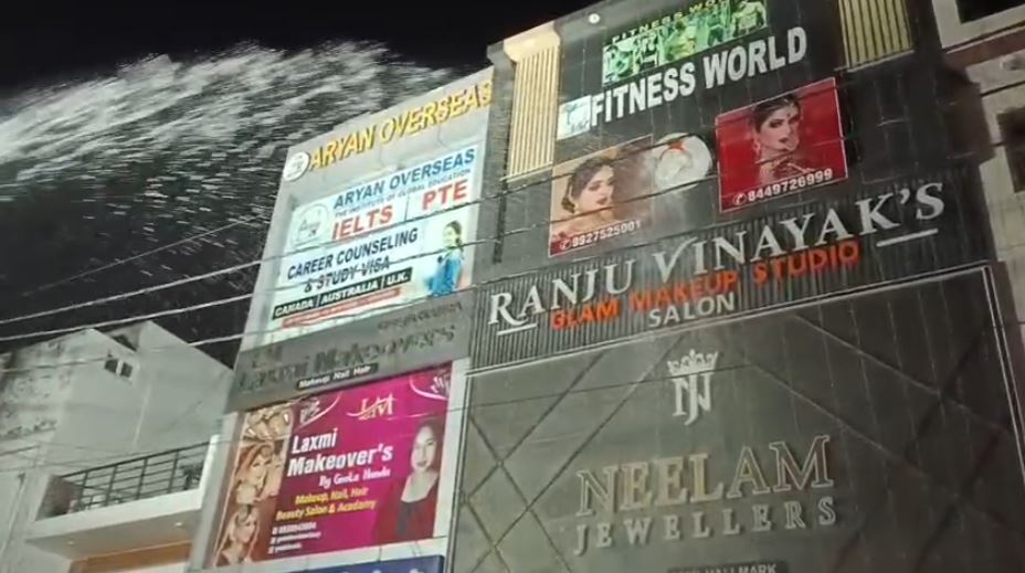 बाजपुर में ब्यूटी पार्लर में लगी आग, जिम के युवक हुए प्रभावित