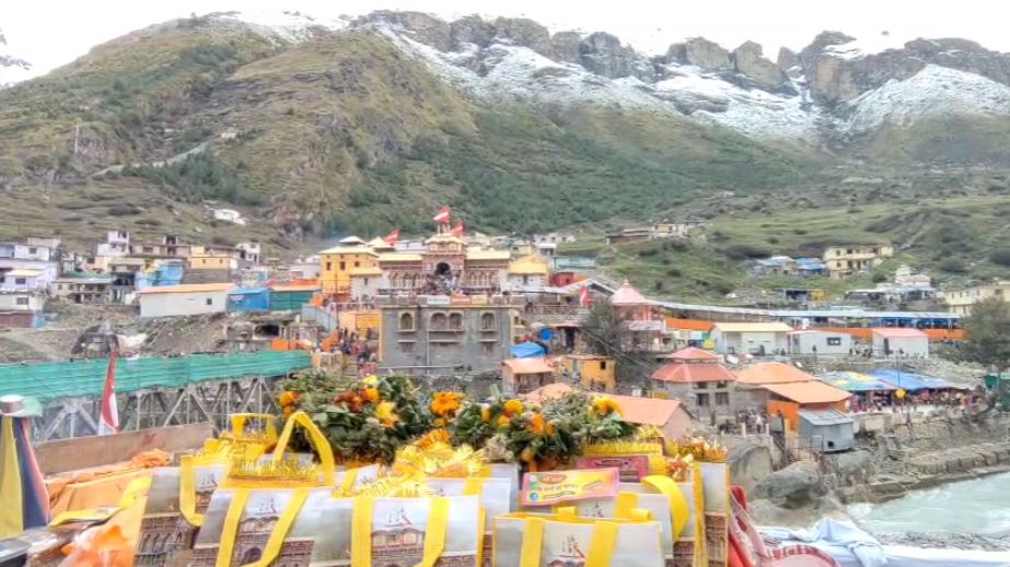 श्री बद्रीनाथ धाम में तीर्थ यात्रियों की संख्या 15 लाख पार, धाम में श्रद्धालुओं का उमड़ा जनसैलाब