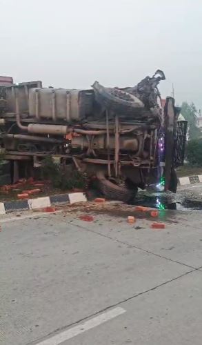 रुड़की-देहरादून हाईवे पर ट्रक पलटा, ट्रैक्टर चालक की मौत, साथी घायल