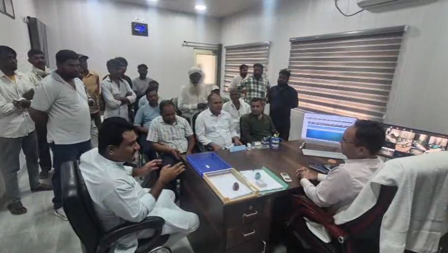 बिजली बिलों में बढ़ोतरी को लेकर ग्रामीणों का हंगामा, कार्यकारी अभियंता का किया घेराव