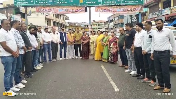 चंपावत में भाजपा कार्यकर्ताओं ने पेपर लीक मामले में मुख्यमंत्री धामी को आभार जताया