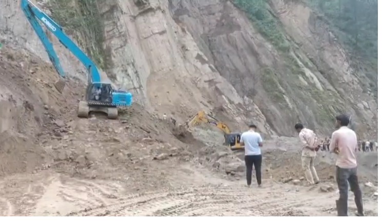 चंपावत के स्वाला डेंजर जोन में मलवे के कारण राष्ट्रीय राजमार्ग बंद, यातायात बाधित