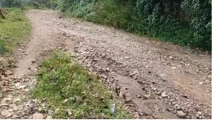 चंपावत: ग्रामीण सड़कें बदहाल, दुर्घटनाओं का खतरा बढ़ा