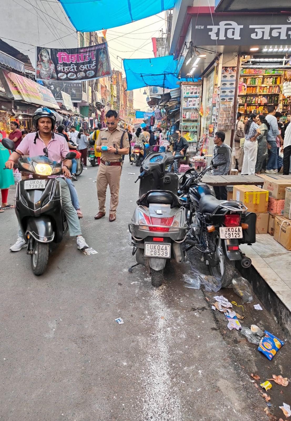 हल्द्वानी में पुलिस की सख्त कार्रवाई: नो पार्किंग में खड़े 38 वाहन चालान, 3 गिरफ्तार, 10 वाहन सीज