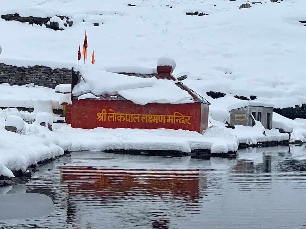 हेमकुंड साहिब में बर्फबारी के बीच उमड़ी श्रद्धा, 550 श्रद्धालुओं ने किया मत्था टेक