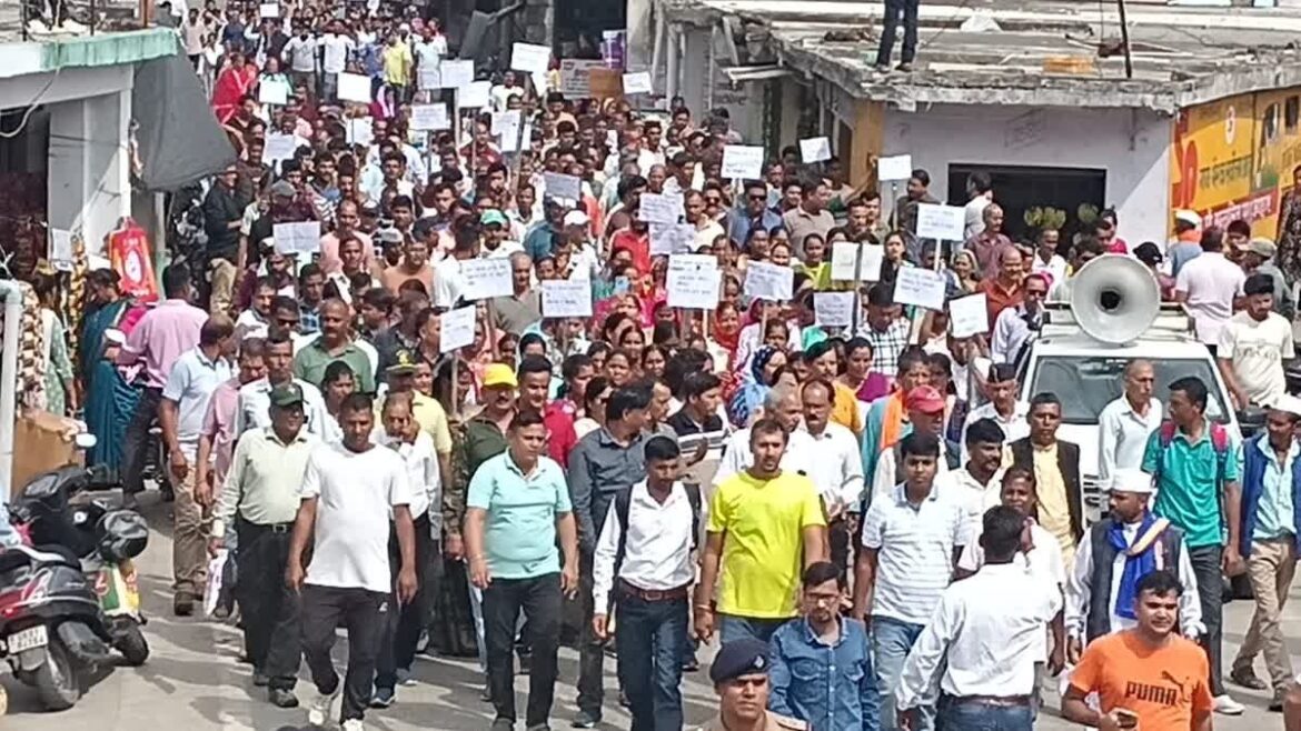 चौखुटिया: राजकीय अस्पताल सुधार की मांग को लेकर आंदोलन जारी, प्रशासन ने वार्ता कर आश्वासन दिया