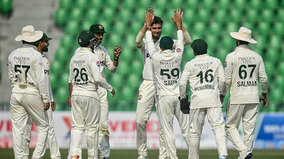 लाहौर टेस्ट में सुरक्षा चूक: युवा फैन बाबर आजम से मिलने ड्रेसिंग रूम तक पहुंचा