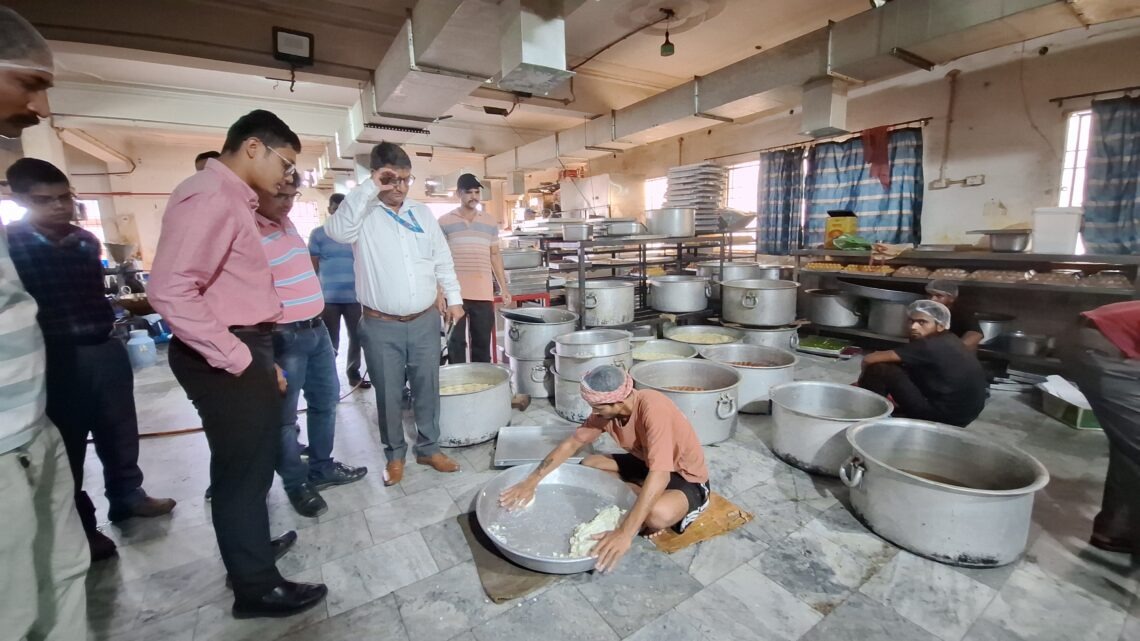 हल्द्वानी में त्योहारी सीजन पर प्रशासन की बड़ी कार्रवाई, रोडवेज बस से 3 क्विंटल मिठाई जब्त