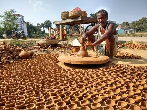 दीपावली पर मिट्टी के दियों की मांग बढ़ी, कुम्हारों को मिट्टी मिलने में परेशानी