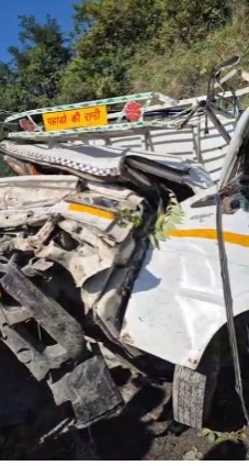 देहरादून में बड़ा सड़क हादसा — इच्छाड़ी डैम के पास पलटा छोटा हाथी, दो युवक घायल