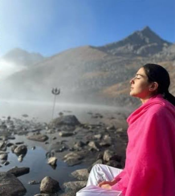 बॉलीवुड अभिनेत्री सारा अली खान ने किया भगवान रुद्रनाथ के दर्शन, 19 किमी पैदल हिमालयी चढ़ाई पूरी की