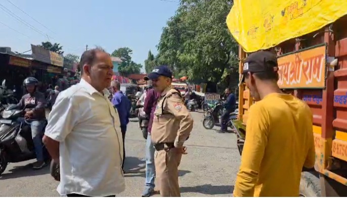मंडी परिषद अध्यक्ष अनिल डब्बू ने हल्द्वानी में बिना कागज वाला ट्रक पकड़ा, व्यापारियों को सख्त चेतावनी दी