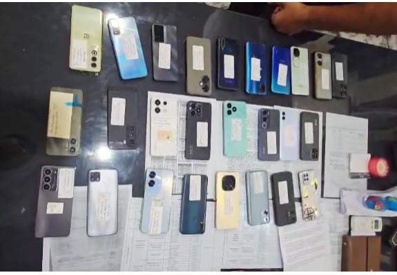 दिवाली से पहले हरिद्वार पुलिस का बड़ा धमाका — “ऑपरेशन रिकवरी” में 32 खोए मोबाइल बरामद
