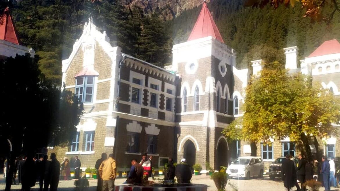 हरिद्वार के खाद्य आपूर्ति अधिकारी पर हाईकोर्ट में जांच की मांग, संपत्ति विवाद ने पकड़ा ध्यान