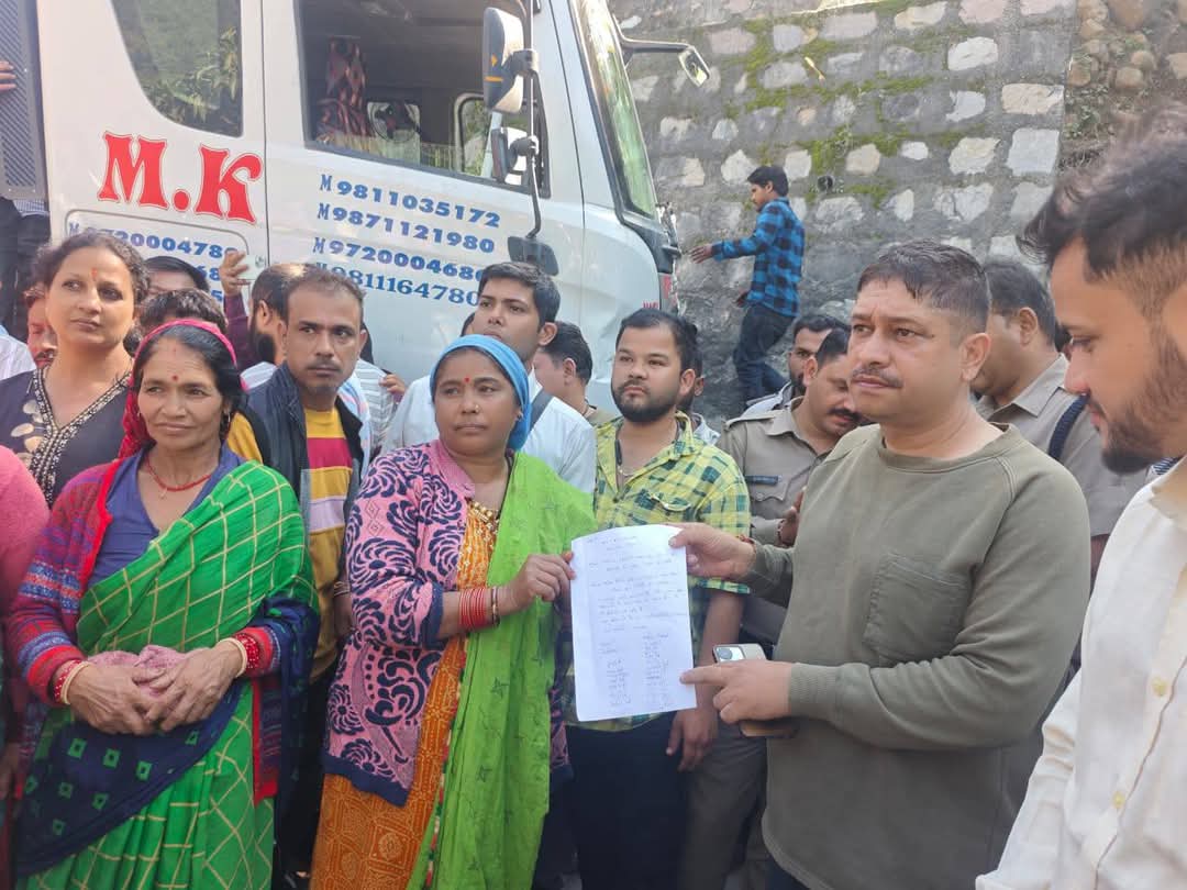 बद्रीनाथ हाईवे हादसे पर बवाल — नशे में धुत्त ट्रोला चालक ने कुचले वाहन, आक्रोशित महिलाओं से विधायक की तीखी नोकझोंक