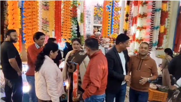 धनतेरस पर रोशनी में नहाया पौड़ी, बाजारों में उमड़ी खरीददारों की भीड़