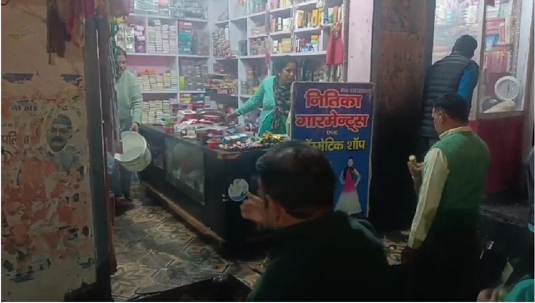उत्तरकाशी: बड़कोट में पटाखे की दुकान में आग, लोग समय रहते काबू पाए