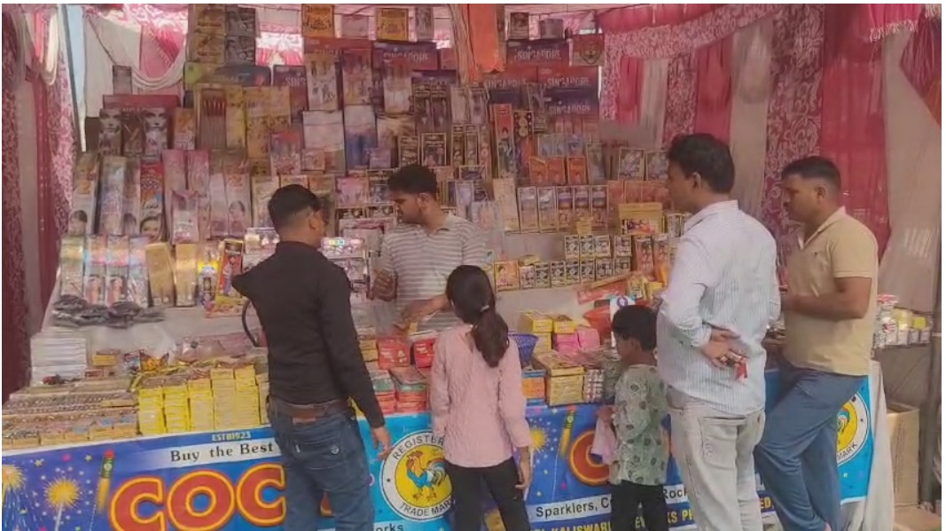 लक्सर में पटाखा बाजार: बच्चे खुश, व्यापारी परेशान