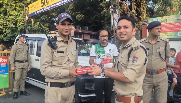 नैनीताल पुलिस ने ड्यूटी के साथ मनाई “दीपावली की खुशी”