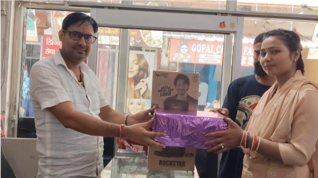 श्रीनगर गढ़वाल में जोशी कम्युनिकेशन की दीपावली स्पेशल स्कीम, मोबाइल खरीदने पर तीन उपहार