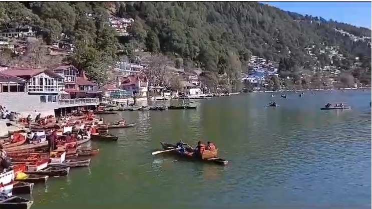 दीपावली के बाद नैनीताल में बढ़ा पर्यटन उत्साह, नोकाविहार और रमणीक स्थलों में खिला रहे चेहरे