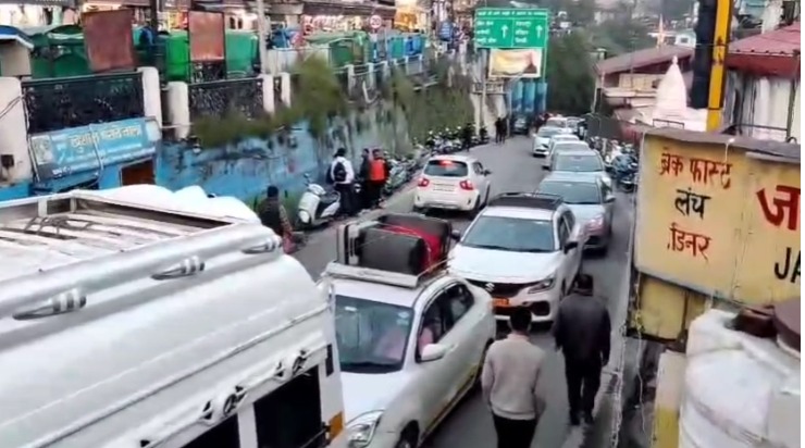 छुट्टियों में मसूरी में भीषण जाम, 32 किलोमीटर का सफर बन गया 3-4 घंटे का