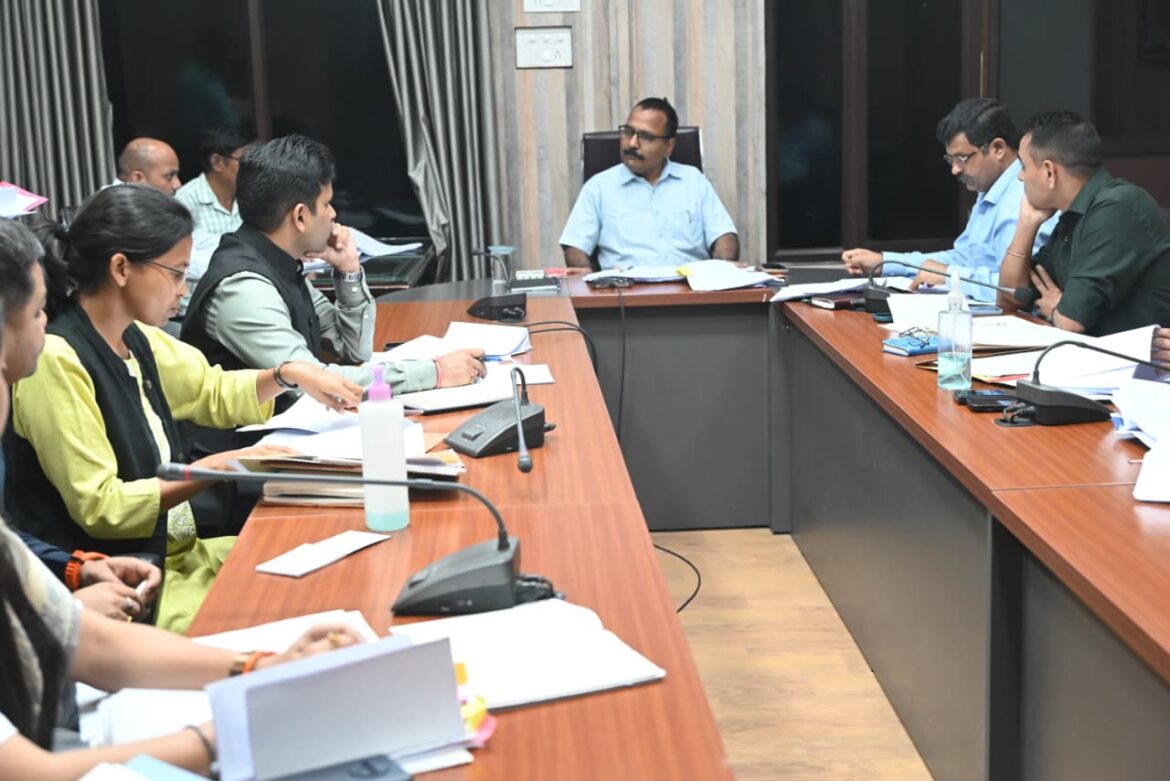 नैनीताल से बड़ी खबर — जिलाधिकारी ललित मोहन रयाल ने की राजस्व व अभियोजन कार्यों की गहन समीक्षा, अधिकारियों को दिए सख्त निर्देश