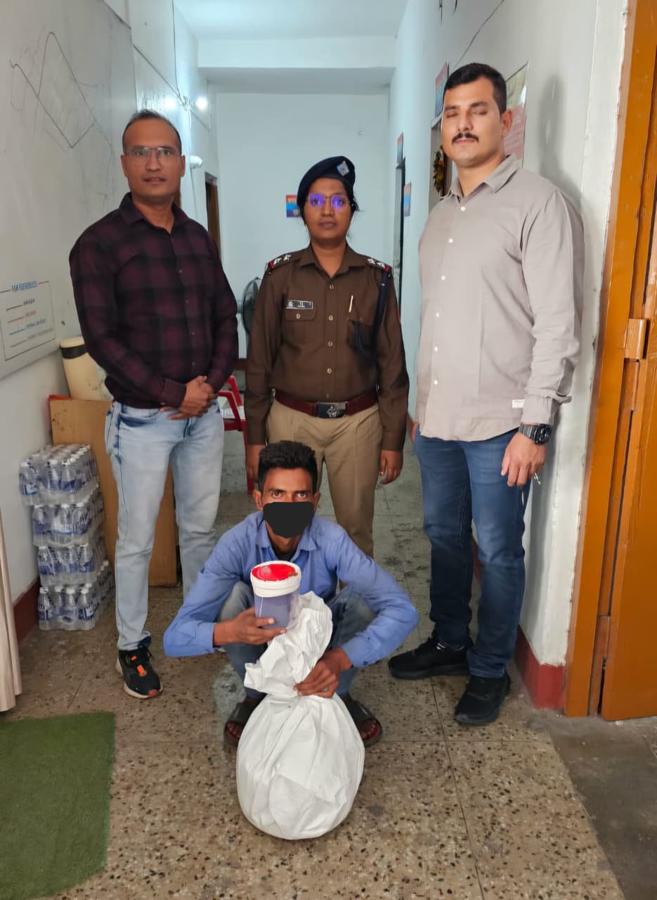 मोतीमहल रेस्टोरेंट चोरी का खुलासा: नैनीताल पुलिस ने शातिर चोर को किया गिरफ्तार चोरी किया गया आईफोन, तांबे का गागर और नकदी बरामद