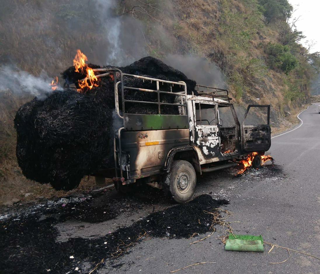 सहिया में पराली से भरी यूटिलिटी में भीषण आग, बड़ा हादसा टला