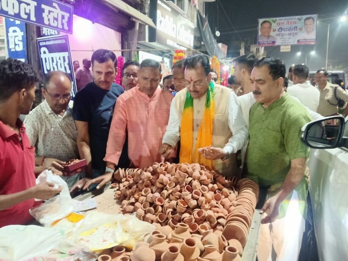 दीपावली पर लालकुआं बाजार पहुंचे सांसद अजय भट्ट, ‘लोकल फॉर वोकल’ का दिया संदेश