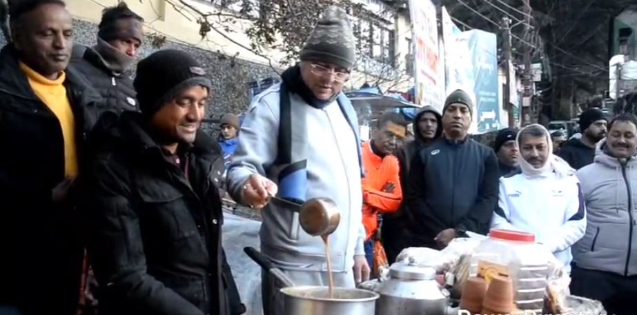 नैनीताल: मुख्यमंत्री ने मॉर्निंग वॉक में सुनी जनता की समस्याएं, खुद बनाई चाय