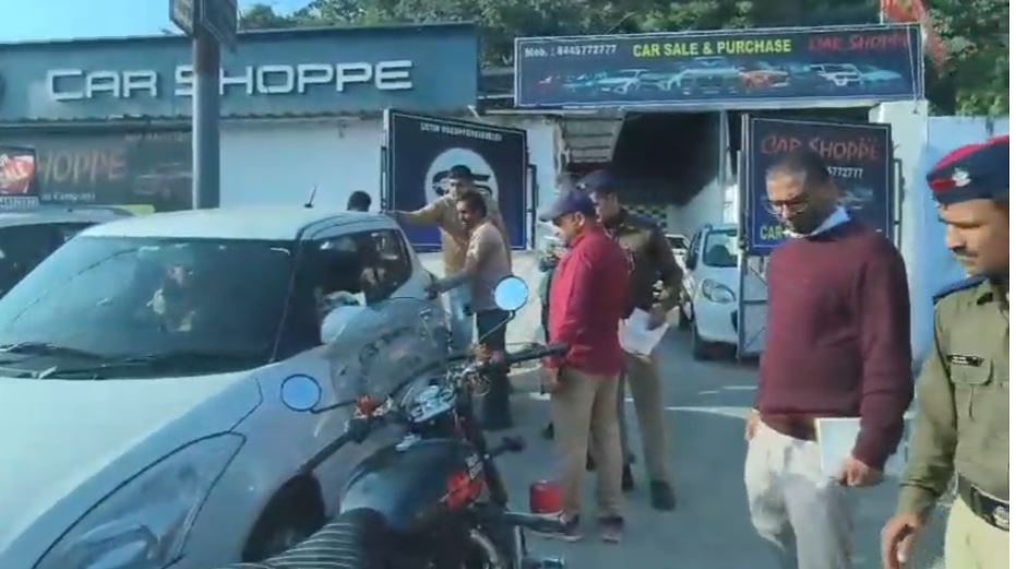 हरिद्वार में बिना परमिशन सेकंड हैंड कार शोरूमों पर कार्रवाई, एआरटीओ ने चार शोरूम बंद कराए