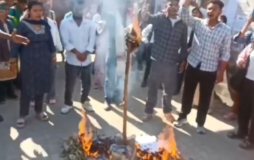 एचएनबी राजकीय स्नातकोत्तर महाविद्यालय में परीक्षा प्रवेश पत्र में 50% बढ़ोतरी पर छात्रों का विरोध तेज, पुतला दहन कर जताया आक्रोश