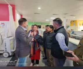 लच्छीवाला रेंज में हाथी के हमले से घायल व्यक्ति से अधिकारियों ने की मुलाकात