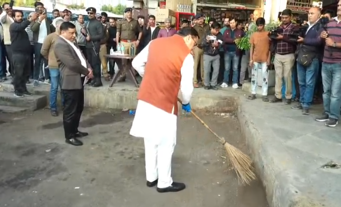 मुख्यमंत्री धामी का आईएसबीटी देहरादून में औचक निरीक्षण, खुद उठाई झाड़ू
