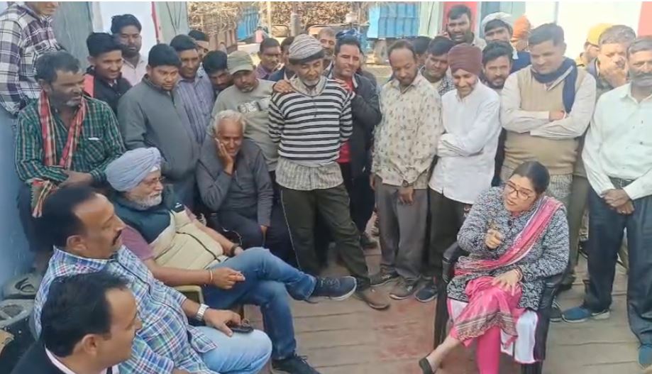 बाजपुर: चीनी मिल बंद होने पर भड़के किसान, महाप्रबंधक का किया घेराव