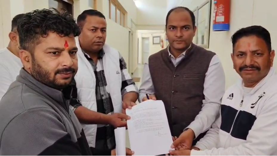 चंपावत में नाबालिग से छेड़छाड़ के विरोध में हंगामा, व्यापारियों ने डीएम को सौंपा ज्ञापन