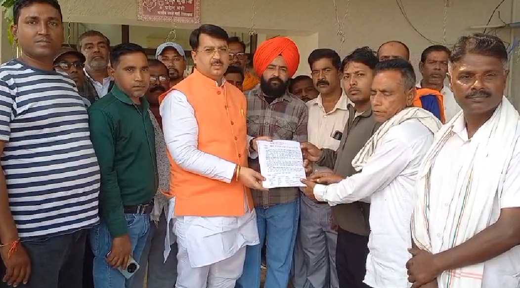 दिनेशपुर क्षेत्र के किसानों ने भाजपा प्रदेश मंत्री गुंजन सुखीजा को सौंपा ज्ञापन, गर्मियों में धान लगाने की अनुमति की मांग