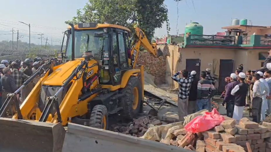 विकासनगर में अतिक्रमण पर बड़ी कार्रवाई! 6 गांवों में बुलडोज़र चला, तनाव के बीच पुलिस–प्रशासन ने हटाए 111 अवैध निर्माण