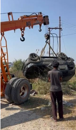 सितारगंज में बड़ा सड़क हादसा, खाई में गिरी स्कॉर्पियो — चार युवक घायल