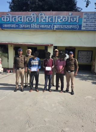 सितारगंज पुलिस की बड़ी कार्रवाई: दो अभियुक्त गिरफ्तार, दो रामपुरी चाकू बरामद, एक वारण्टी भी दबोचा गया