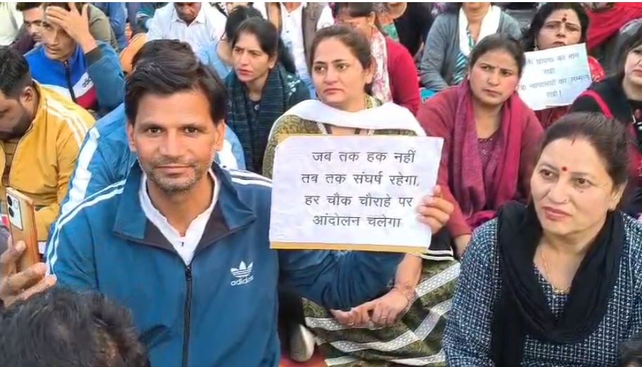 उपनल कर्मियों का धरना दो सप्ताह से जारी, नियमितीकरण की मांग पर सरकार से गुहार तेज