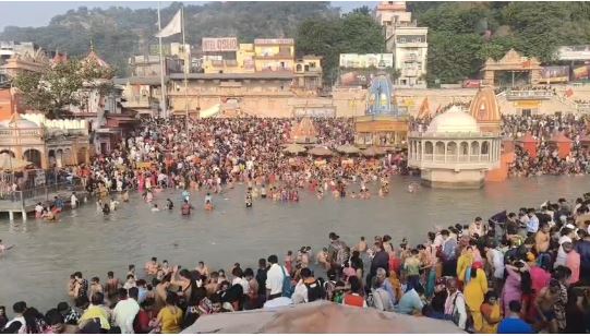 हरिद्वार में कार्तिक पूर्णिमा पर श्रद्धालुओं की उमड़ी भीड़, सुरक्षा के कड़े इंतजाम