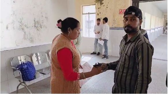 रुड़की सिविल अस्पताल में हंगामा — महिला ने सर्जन पर नशे में होने और अभद्रता का लगाया आरो