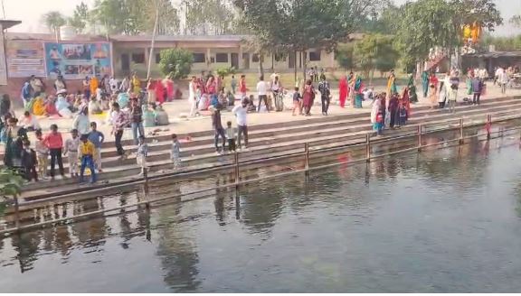 लक्सर में कार्तिक पूर्णिमा पर गंगा स्नान के लिए उमड़ी श्रद्धालुओं की भीड़