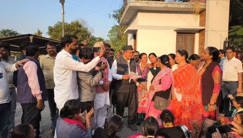 हरिद्वार में आंगनबाड़ी कार्यकर्ताओं का अनिश्चितकालीन धरना शुरू, हरीश रावत ने दिया समर्थन