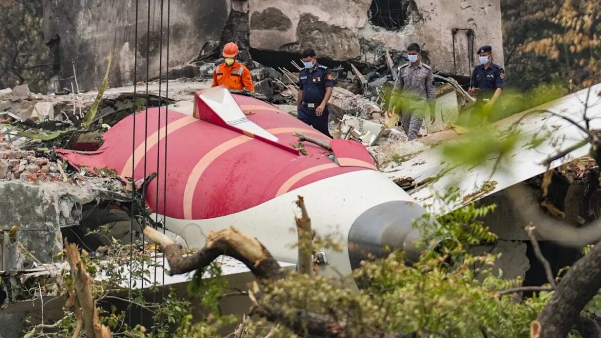 अहमदाबाद प्लेन क्रैश: सुप्रीम कोर्ट ने केंद्र सरकार और DGCA को नोटिस जारी, पायलट कैप्टन सुमित सभरवाल के पिता की याचिका पर सुनवाई